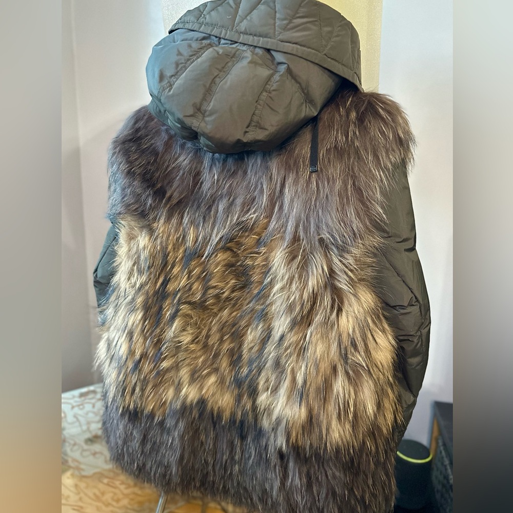 Moncler Oversized Puffer Jacket with Multicolor Fox Fur – Limited Edition 🤍 - Picture 3 of 8